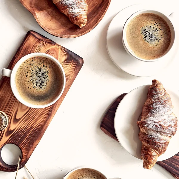 Європейський сніданок, вид зверху, кава, круасани, мед, горіхи, доброго ранку концепція — стокове фото