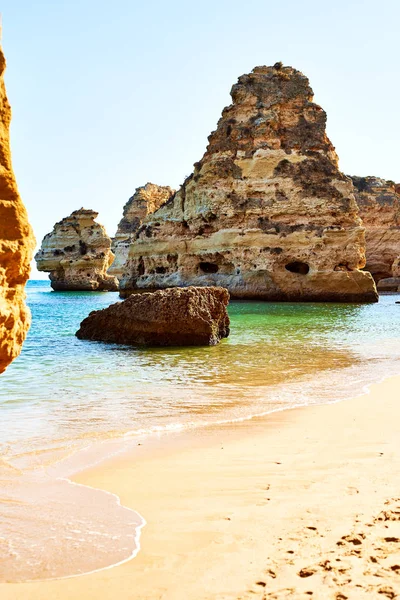 Playa de Marinha - una de las playas más famosas de Portugal, en la costa atlántica en Lagoa Municipio, Algarve . — Foto de Stock
