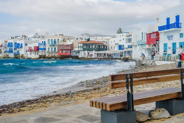 Sedie con tavoli nella taverna greca nella piccola Venezia parte della città di Mykonos, Mykonos, Grecia — Foto Stock