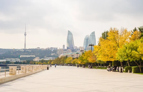 Baku, Azerbajdzsán, 23 2018. Töltés a nemzeti tengerparti Park, Baku Boulevard — Stock Fotó