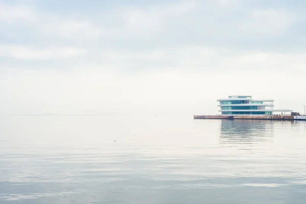 Baku Azerbaijão, 23 de outubro de 2018, vista da costa do Yacht Club no Mar Cáspio . — Fotografia de Stock