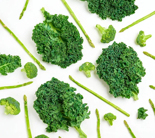 Kreativ layout gjord av grönkål, broccoli, sparris. Flat Lay. Hälsosam matkoncept. — Stockfoto