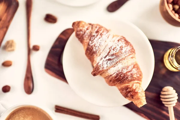 Café et croissant au miel. Petit déjeuner français. Pose plate avec espace de copie pour votre texte — Photo