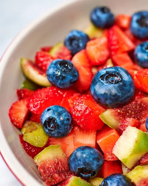 Ensalada de frutas de arándanos de fresa de higo, dieta conceptual y alimentación saludable — Foto de Stock