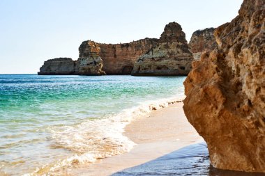Portekiz'de kayalar ve kumlu plaj, Atlantik kıyısı, Algarve.