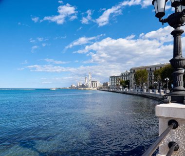 İtalya'nın Bari şehrinin panoraması, gezinti, ışık, gözlem tekerleği, yay. İtalya'da seyahat, turizm