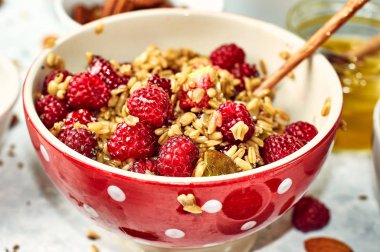 Bir kapta ahududu ve incir ile yulaf ezmesi lapası