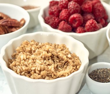 Bir kapta ahududu ve incir ile yulaf ezmesi lapası