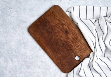 kopya alanı ile beyaz arka plan üzerinde mutfak bezi peçete ve mutfak tahtası