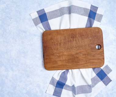 kopya alanı ile beyaz arka plan üzerinde mutfak bezi peçete ve mutfak tahtası