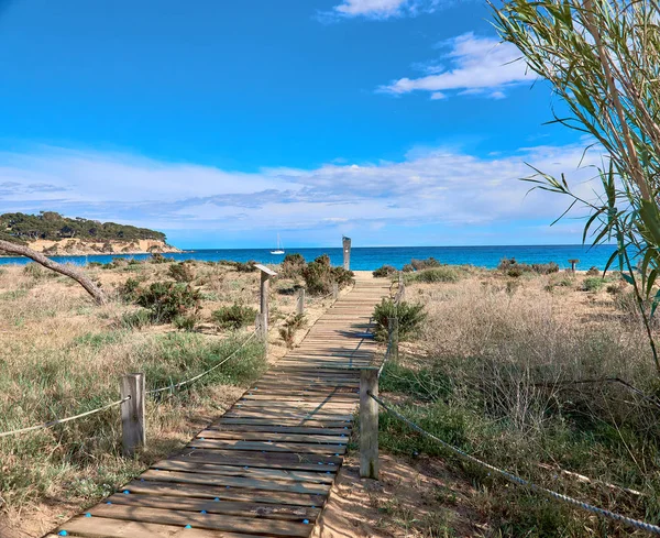 Повністю обладнаний сучасний іспанський міський пляж С'Агаро, Жірона, Іспанія — стокове фото