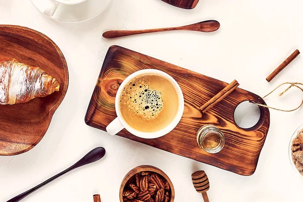 Patrón de desayuno, croissant, café, miel, palitos de canela, nueces, azúcar. Buen concepto del día . — Foto de Stock