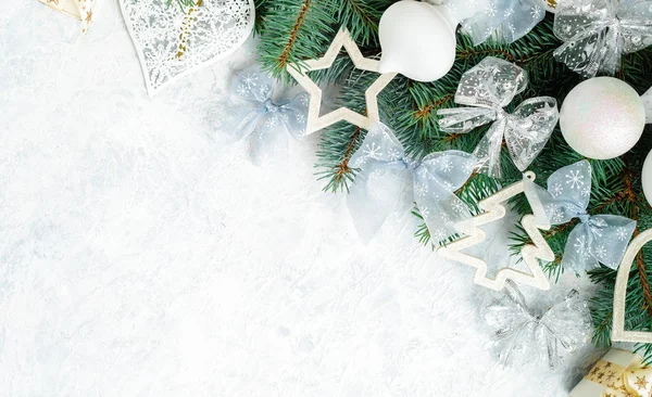 Різдвяна композиція. Різдвяний подарунок, в'язана ковдра, соснові шишки, ялинкові гілки на дерев'яному білому тлі. Плоский простір, вид зверху, простір для копіювання — стокове фото