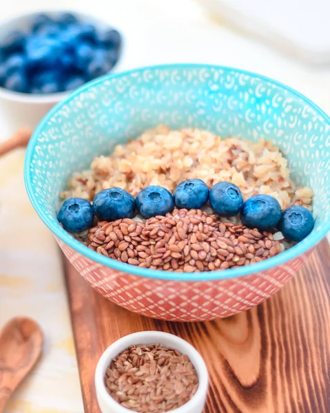 Buckwheat porridge with fruits and honey, chia seeds, flax seeds, the concept of a healthy breakfast, diet, veganism, vitamins — Stock Photo, Image