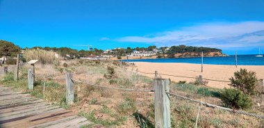 Tam donanımlı modern İspanyol şehir plajı S'Agaro , Girona, İspanya