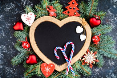 Yeni yıl kompozisyon Noel ağaç dalları ve yılbaşı ağacı süsleri ve üstten görünüm, bir kalp şeklinde bir çerçeve metin, düz için yer yatıyordu