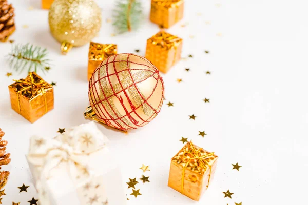 Noel kompozisyonu, topları, beyaz arka plan üzerinde altın süslemeler. Düz döşeme, üst görünüm, kopyalama alanı — Stok fotoğraf