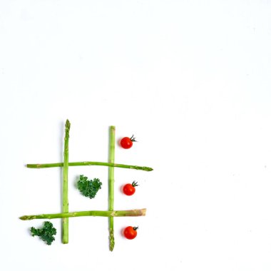 gıda ile tic tac toe, kuşkonmaz lahana, domates, üst görünümü