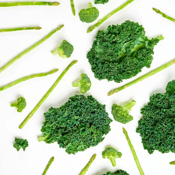 Kreativ layout gjord av grönkål, broccoli, sparris. Flat Lay. Hälsosam matkoncept. — Stockfoto