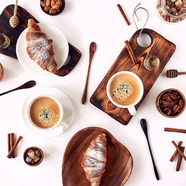 Modèle de petit déjeuner, croissant, café, miel, bâtons de cannelle, noix, sucre. Bonjour concept . — Photo