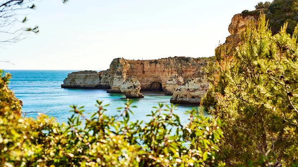 Portekiz'de kayalar ve kumlu plaj, Atlantik kıyısı, Algarve. — Stok fotoğraf