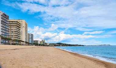 Tam donanımlı modern İspanyol şehir plajı Platja d'Aro, Girona, İspanya