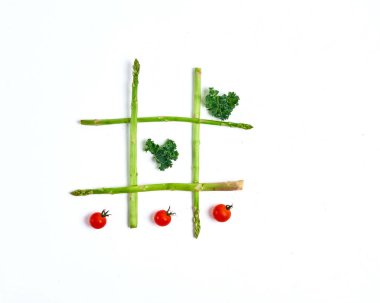 gıda ile tic tac toe, kuşkonmaz lahana, domates, kavram zayıflama, karar, seçim, zafer, üst görünümü