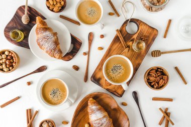 kahvaltı deseni, kruvasan, kahve, bal, tarçın çubukları, fındık, şeker. Günaydın konsepti.