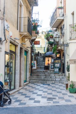 Taormina, Sicilya, İtalya. 09 Mart 2019. Corso Umberto, Taormina'nın tarihi merkezindeki ana cadde