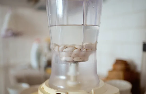 Mélangeur et amandes trempés dans l'eau. Fait maison lait végétalien sain . — Photo