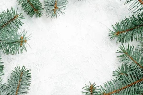 Cadre de Noël fait de branches d'un arbre du Nouvel An. Papier peint de Noël. Pose plate, vue du dessus, espace de copie — Photo