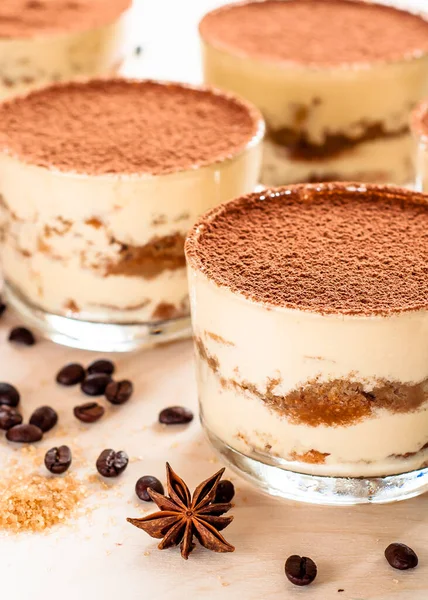 Tiramisù nel vetro decorato con menta bianca sullo sfondo in legno — Foto Stock