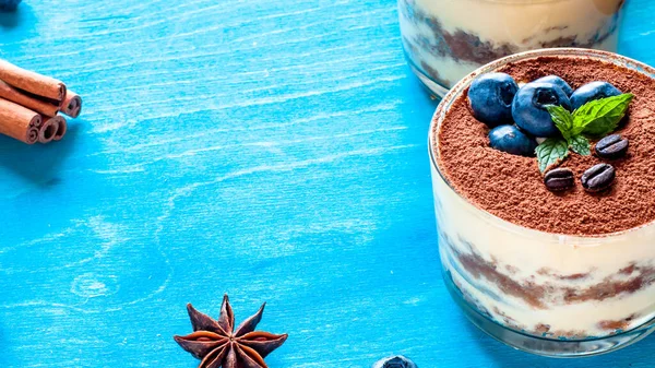 Desszert tiramisu szemüveget, díszített fekete áfonya és a menta a kávébab, a fogalom-ból finom élet — Stock Fotó