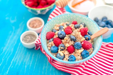 ahududu ve yaban mersini ile kahvaltı karabuğday lapası, günaydın kavramı