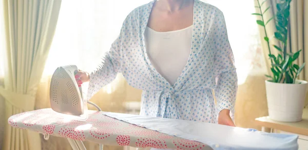 Mujer plancha ropa, colores azules, decoración para el hogar — Foto de Stock