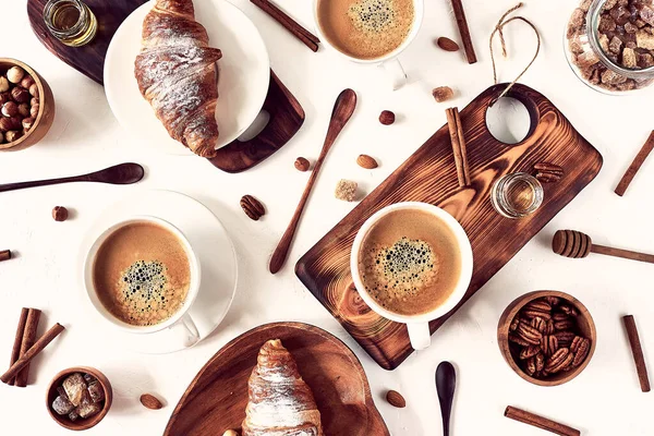 Desayuno francés, café y croissant, vista superior patrón. Buen concepto del día — Foto de Stock
