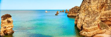 Portekiz'de kayalar ve kumlu plaj, Atlantik kıyısı, Algarve.
