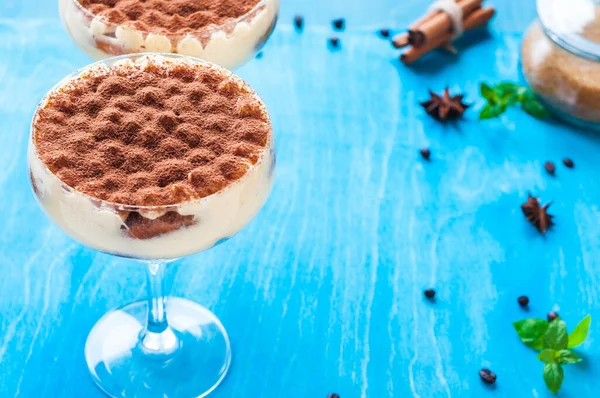 Luxe Tiramisu Dessert Een Cocktailglas Versierd Met Cacao Houten Achtergrond — Stockfoto