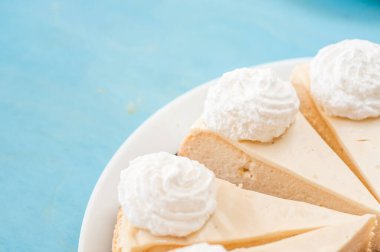 Mavi arka planda cheesecake parçaları