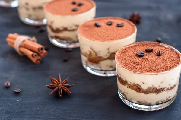 Bir Bardak Koyu Arka Plan Üzerinde Tiramisu — Stok fotoğraf