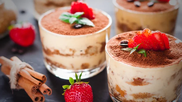 Aardbei Dessert Tiramisu Een Bruine Achtergrond — Stockfoto
