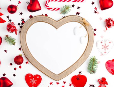 Beyaz arka plan üzerinde tatil süsleme ile düz yatıyordu Noel kompozisyon. Üstten görünüm.