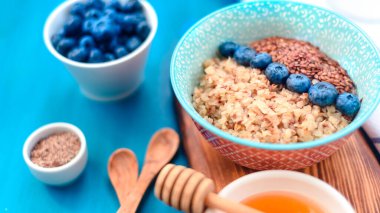 Yüksek proteinli sağlıklı kahvaltı, yaban mersinli karabuğday lapası, keten tohumu ve bal