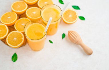 Bardakta portakal suyu, üst manzara, dilimler, saman