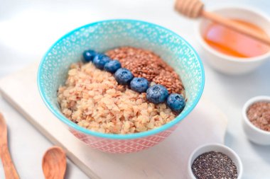 Yüksek proteinli sağlıklı kahvaltı, yaban mersinli karabuğday lapası, keten tohumu ve bal