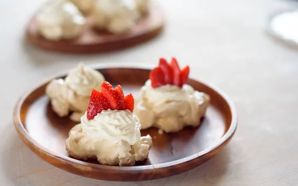 Strawberry Pavlova Cake Pavlova Dessert Meringue Strawberries — Stock Photo, Image