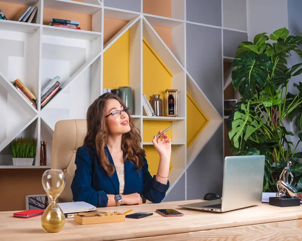 Portrait Une Femme Affaires Prospère Travaillant Avec Ordinateur Portable Bureau — Photo