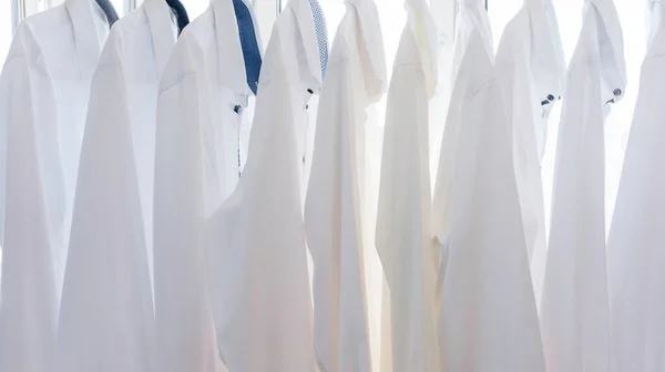 Білі Чоловічі Сорочки Плечах Шафі — стокове фото