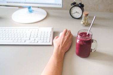 Bir adamın el yazısının görüntüsü. Seçici odak