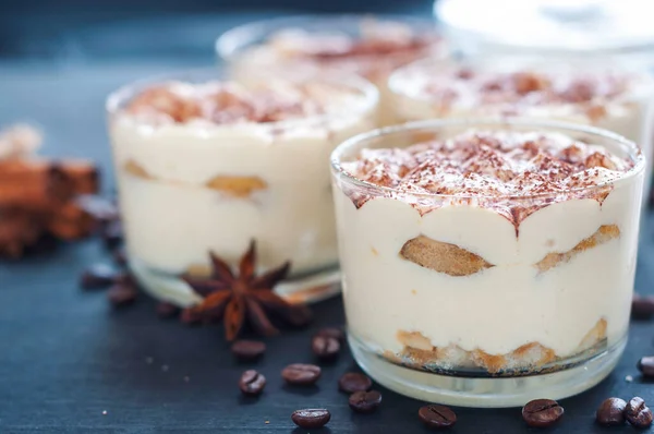 Tiramisù Bicchieri Decorati Con Cacao Polvere Sfondo Scuro — Foto Stock